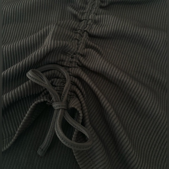 NEW DIVIDED CROPPED TOP MEDIUM - Picture 2 of 4